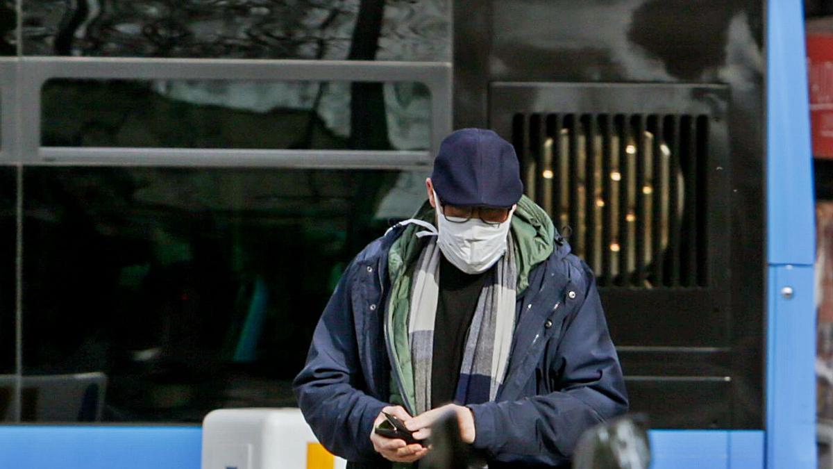 Imagen de un hombre en la calle con mascarilla, habitual hasta hace poco por las restricciones de la pandemia.