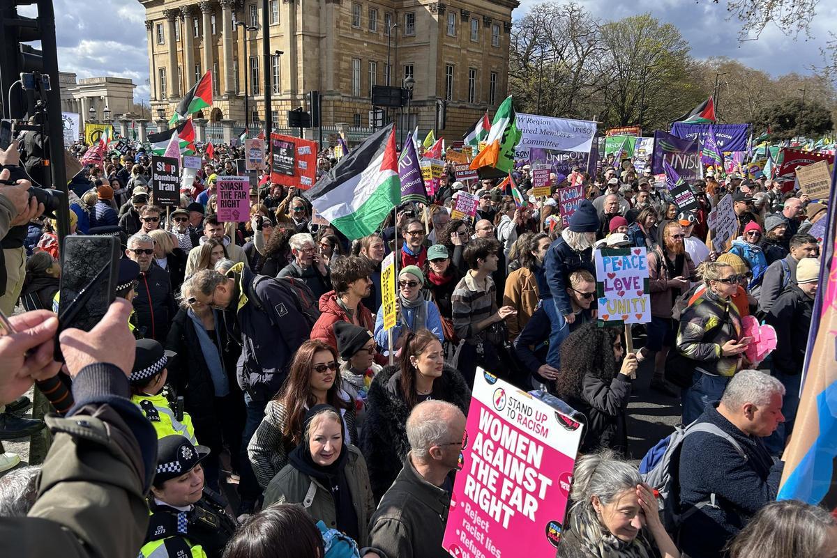 Decenas de miles de personas se manifiestan en Londres contra la extrema derecha