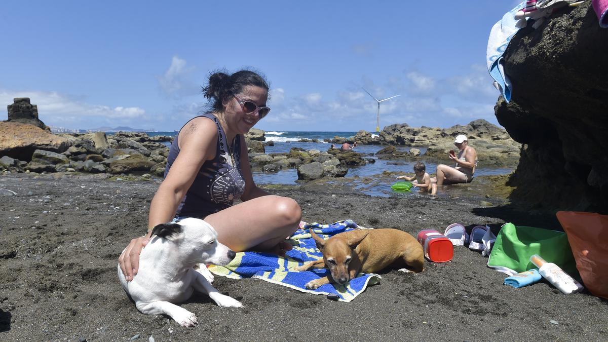 Playa para perros en la costa de Jinámar