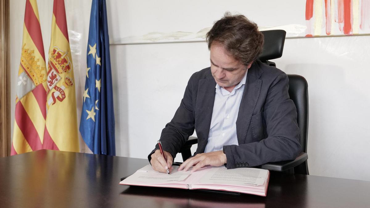 El consejero de Hacienda, Roberto Bermúdez de Castro, firmando la orden de elaboración del presupuesto de 2024.