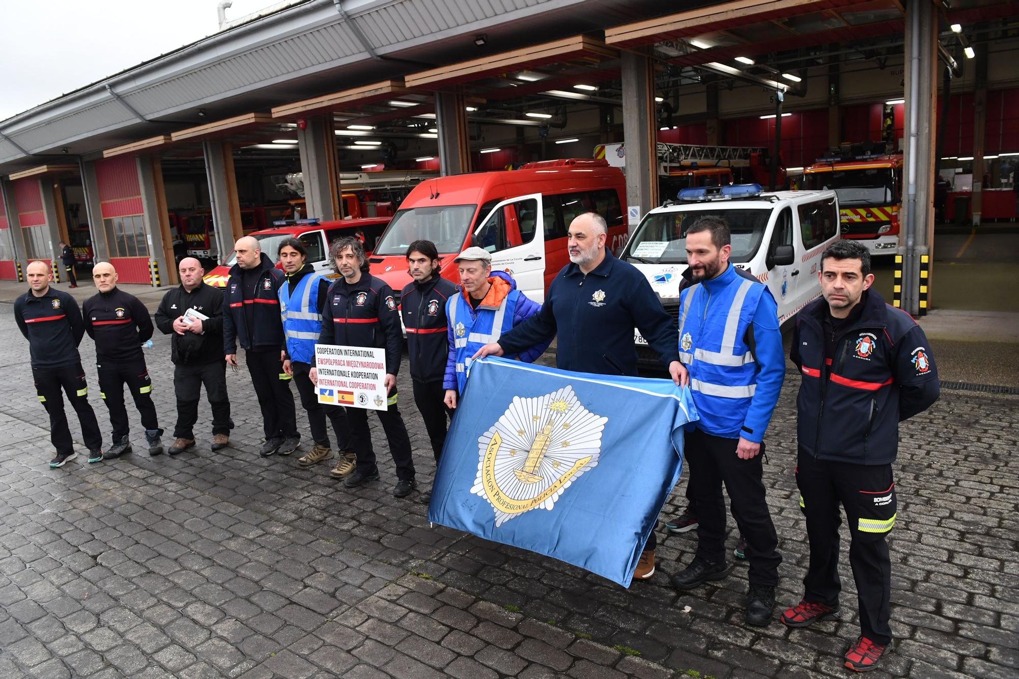 Parten de A Coruña los bomberos y policías que llevarán ayuda a Ucrania y traerán a una veintena de refugiados