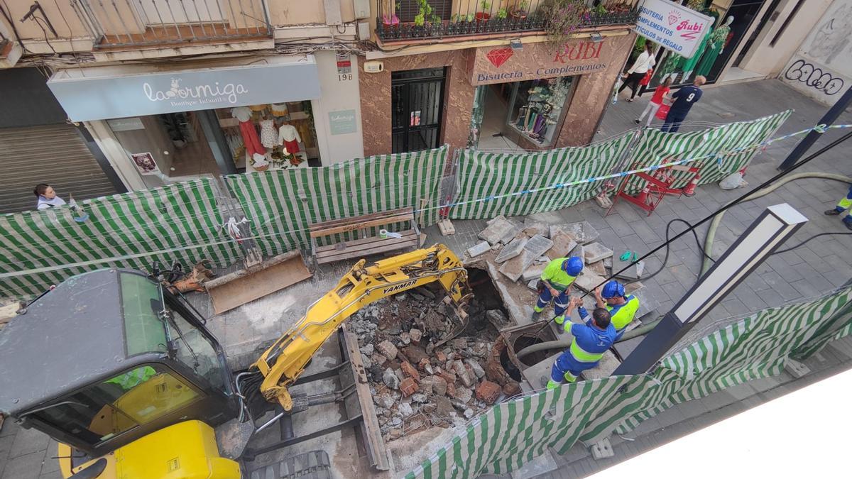 El nuevo socavón abierto en la calle Menacho, en el tramo más próximo a Juan Carlos I.