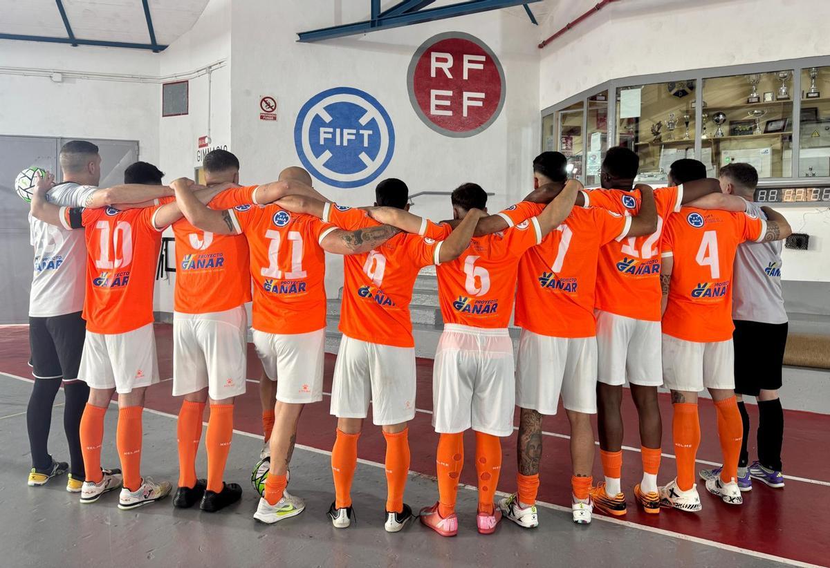 El equipo El Rosario -Proyecto Ganar, integrado por internos del Centro Penitenciario de Tenerife, antes de un partido de Preferente.
