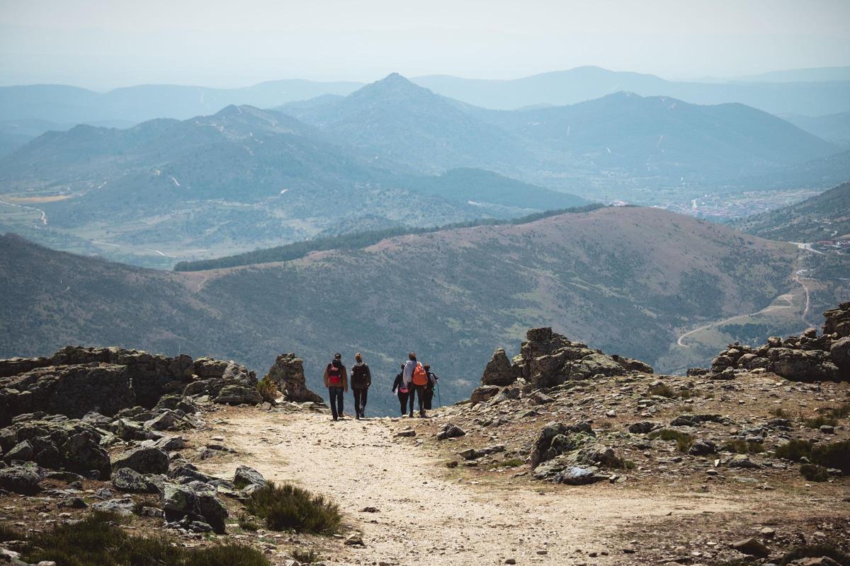 Los montañeros caminan por una senda