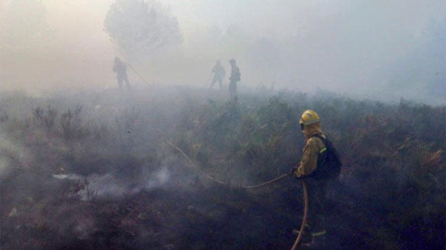 Brigadistas combaten el fuego en Castrelo do Val. // @BrifLaza