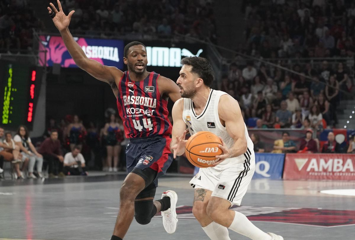 Facundo Campazzo (d) se escapa de Kamar Baldwin, durante el Baskonia-Real Madrid.
