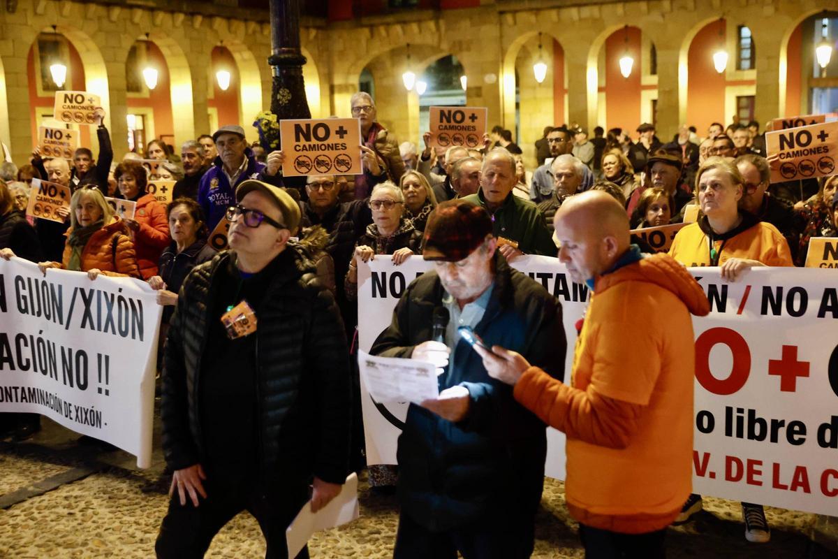 La movilización vecinal por los camiones en Gijón, en imágenes