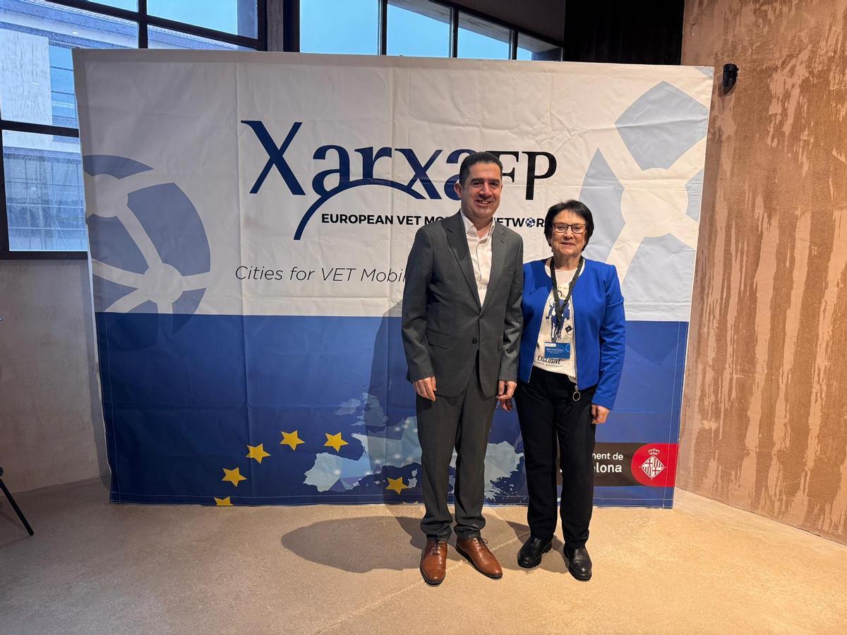 El alcalde con la presidenta de la Xarxa FP