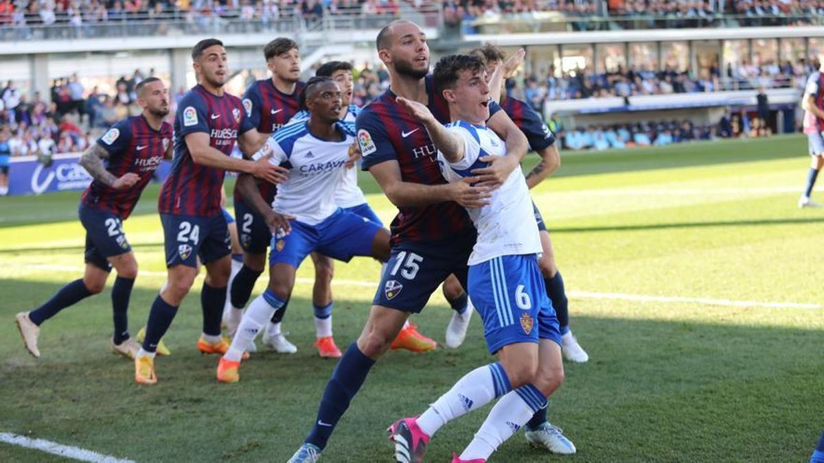 Lance del SD Huesca - Real Zaragoza jugado en El Alcoraz la pasada campaña.