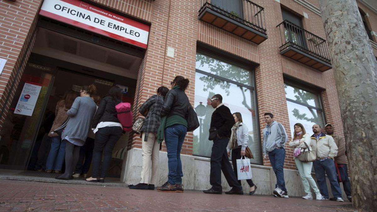 Cola de parados ante una oficina de empleo en Alcalá de Henares.