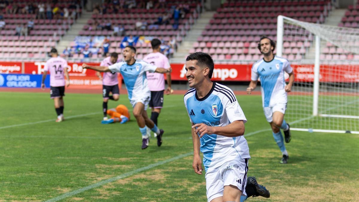 Un momento del partido de ida entre Compos y Badalona.