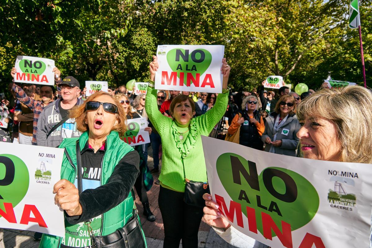 Manifestación de la Plataforma Salvemos la Montaña, en Cánovas, el pasado otoño.