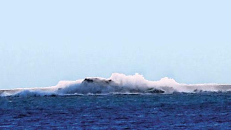 magen de una de las dos explosiones provocadas ayer por el volcán herreño frente al poblado marinero de La Restinga.