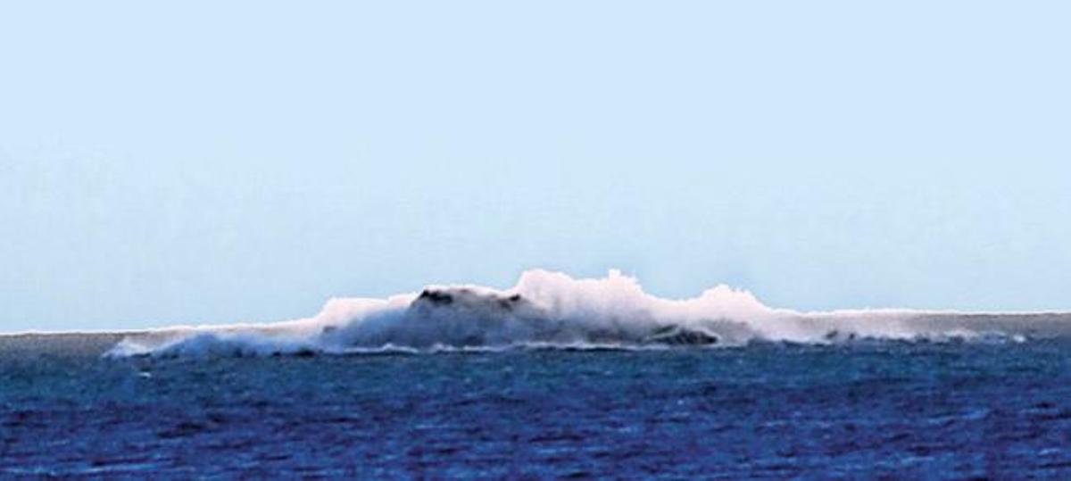 magen de una de las dos explosiones provocadas ayer por el volcán herreño frente al poblado marinero de La Restinga.