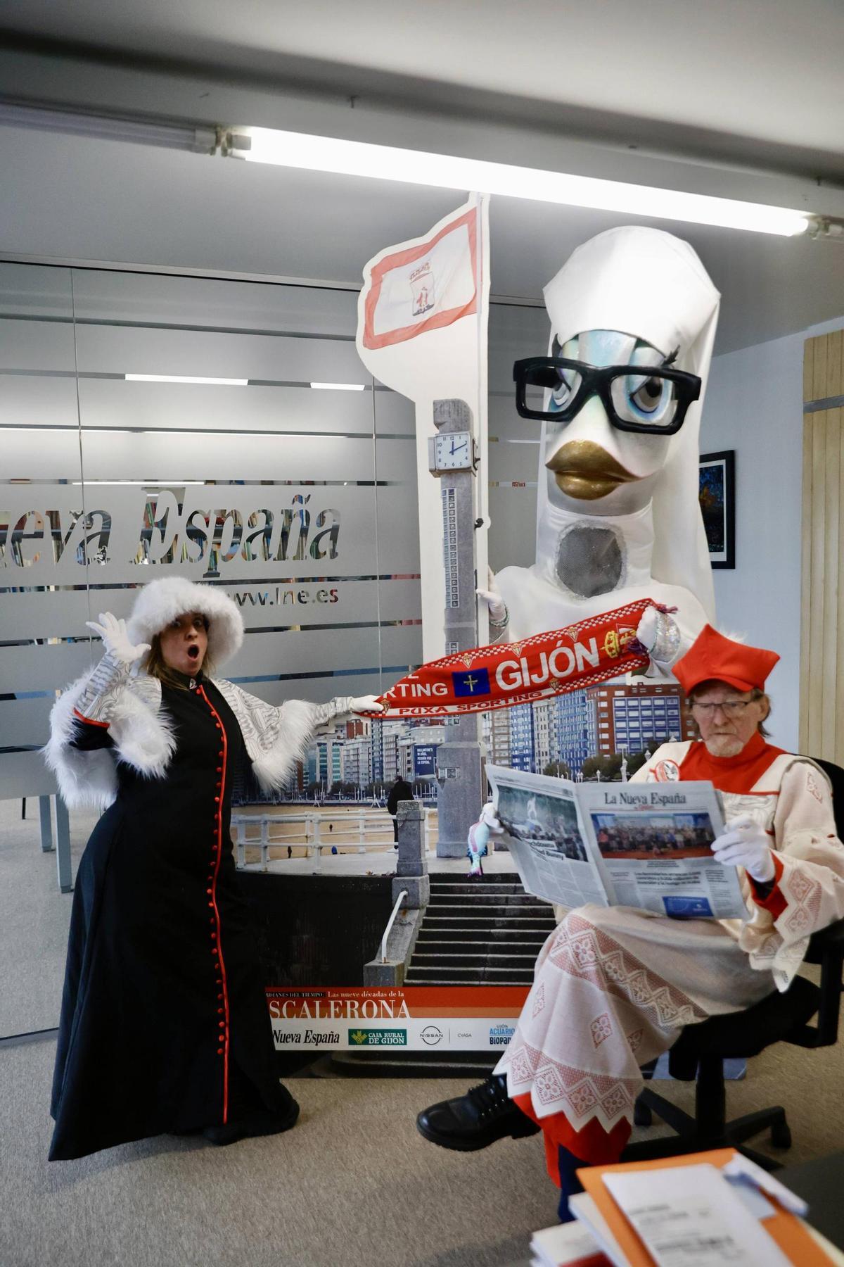 La visita de la sardina del Antroxu a LA NUEVA ESPAÑA de Gijón, en imágenes