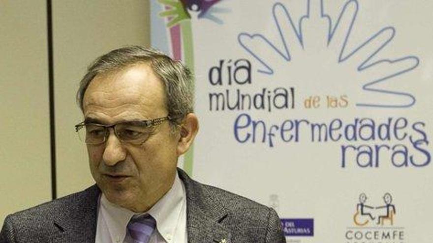 Julio Bruno, con el cartel del Día Mundial de las Enfermedades Raras.