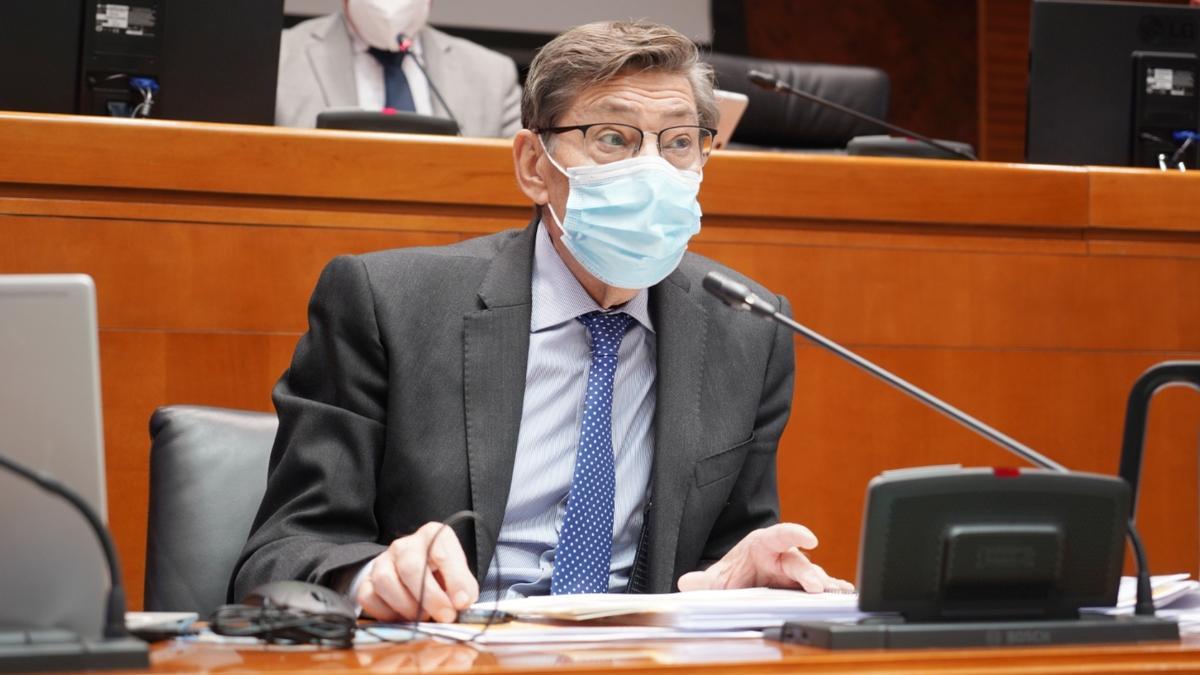 Arturo Aliaga durante el desglose de las cuentas del Departamento de Industria.