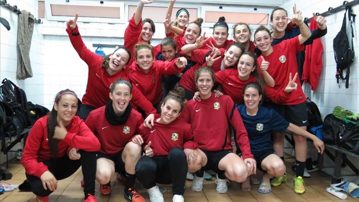 Las chicas del Sant Gabriel, de la Liga Nacional de fútbol, muestran su ilusión tras el entrenamiento del pasado jueves en Sant Adrià de Besòs.