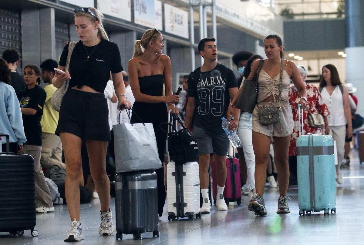 Turistas a su llegada al aeropuerto de Málaga.