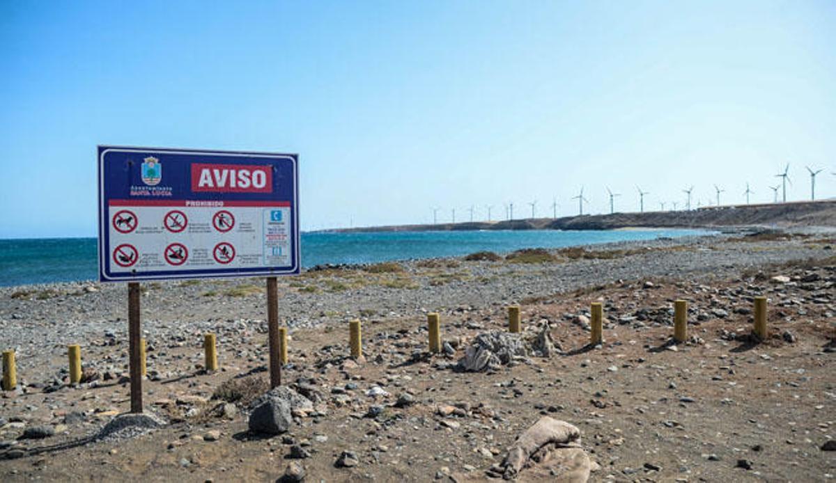 Imagen de uno de los carteles de Cueva Laya que separan la zona para los bañistas de la del windsurf.
