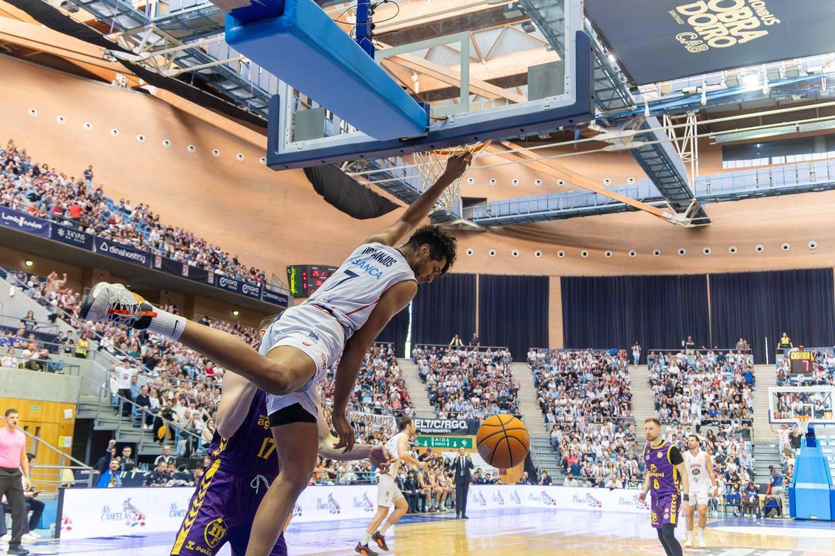El Obradoiro arrasa en la 'guerra' con el Palencia El Obradoiro arrasa en la 'guerra' con el Palencia