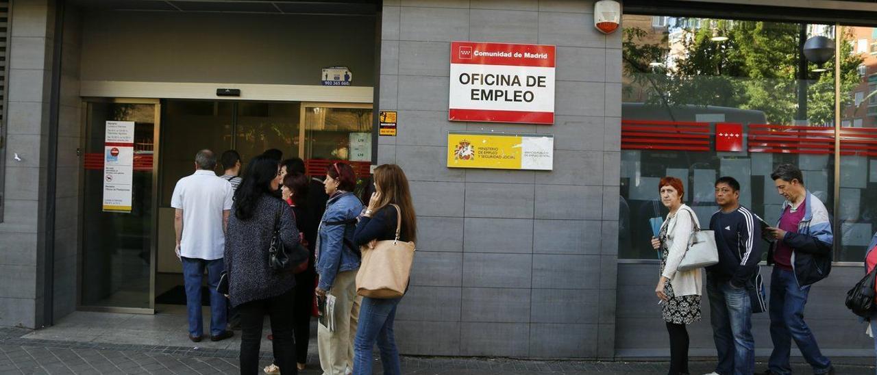 Colas en las oficinas del SEPE en Madrid.