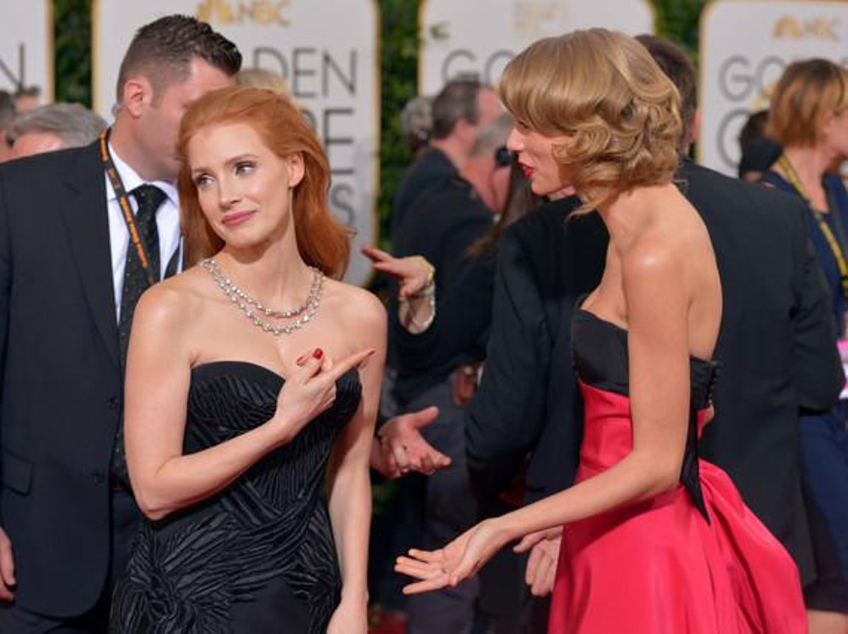 Jessica Chastain, de negre, i Taylor Swift, de vermell, a l’arribar a la gala.