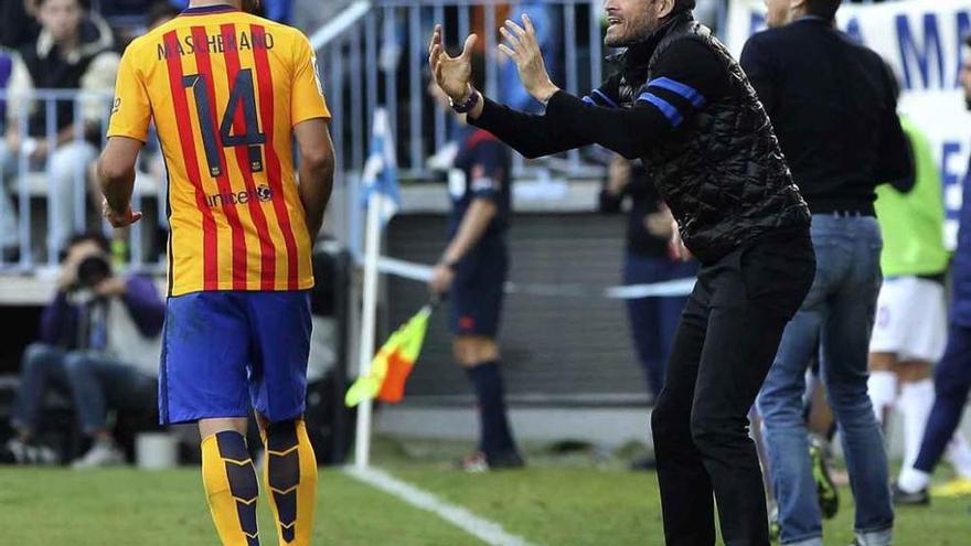 Luis Enrique da órdenes a Javier Mascherano en el último partido del FC Barcelona.