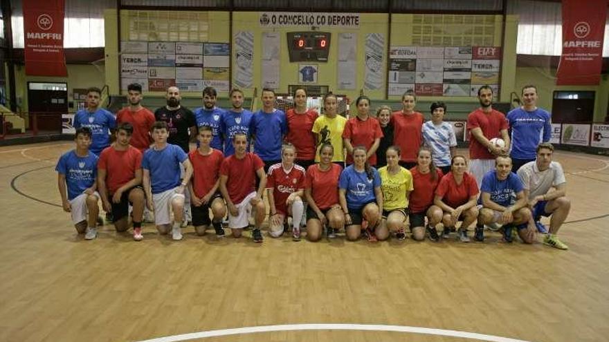Formación de los equipos masculino y femenino del A Estrada Futsal. // Bernabé