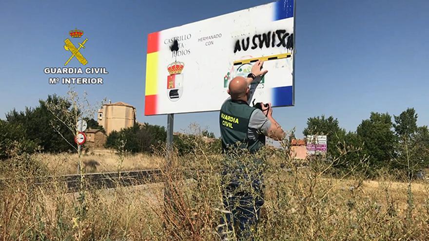 Un agente de la Guardia Civil examina una de las pintadas nazis en el pueblo de Burgos.