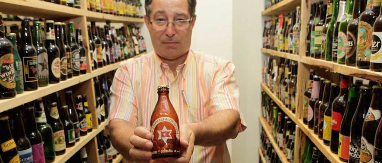 A la izquierda, García muestra una botella de La Estrella de Gijón; a la derecha, otro modelo singular con la bebida procesada y sus ingredientes naturales.