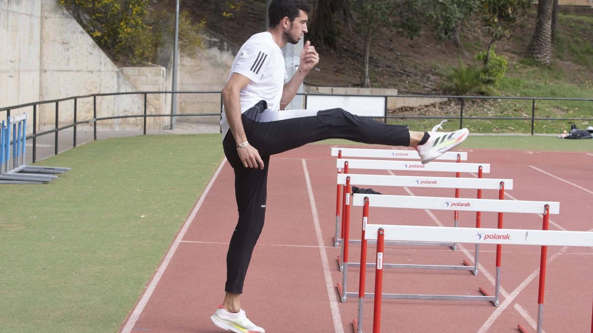 Quique Llopis entrena en la pista de atletismo de Gandia
