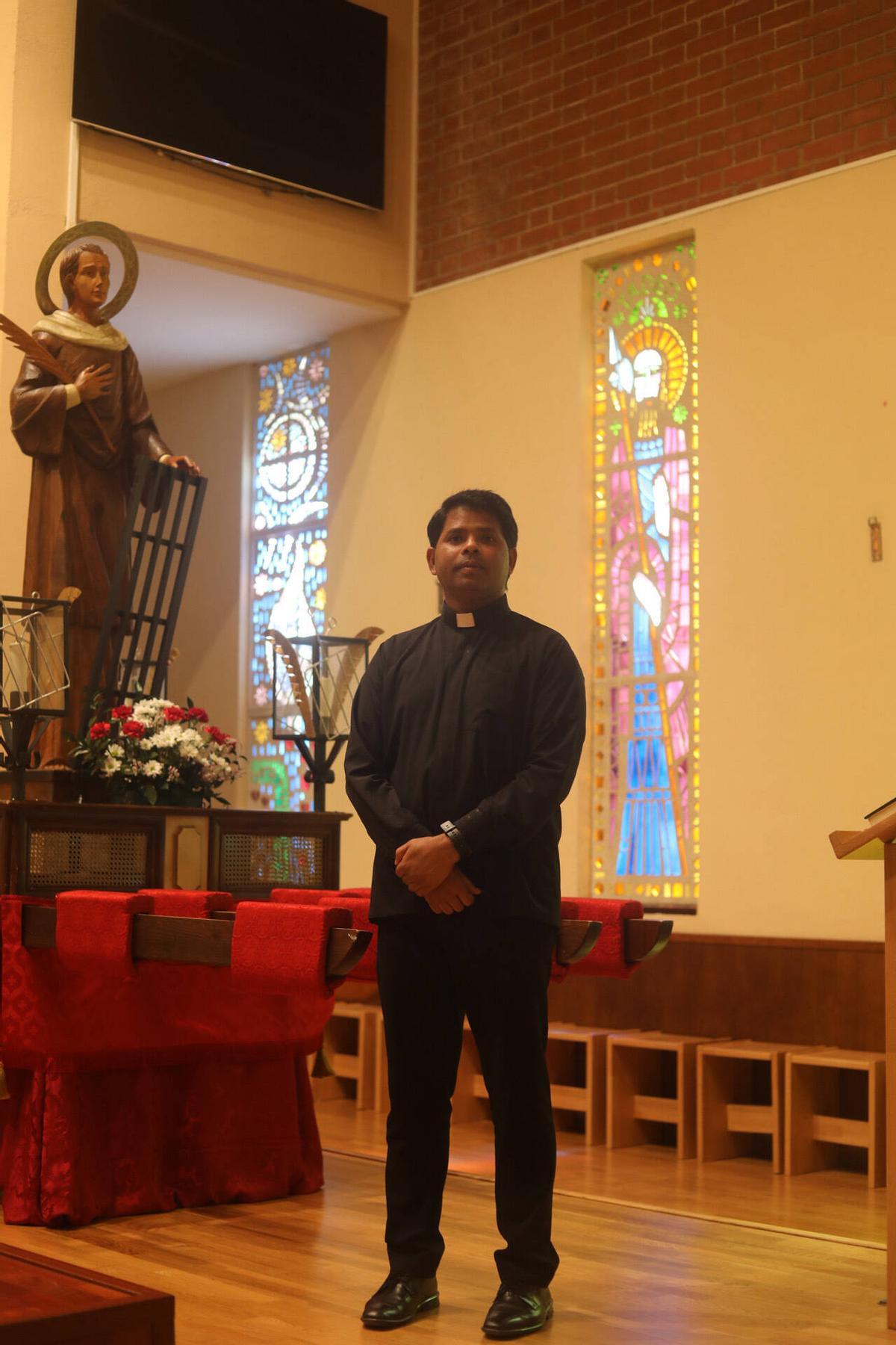 El sacerdote con la imagen de San Lorenzo ya situado en las andas para procesionar.
