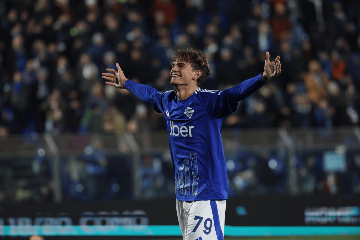Nico Paz celebrando un gol