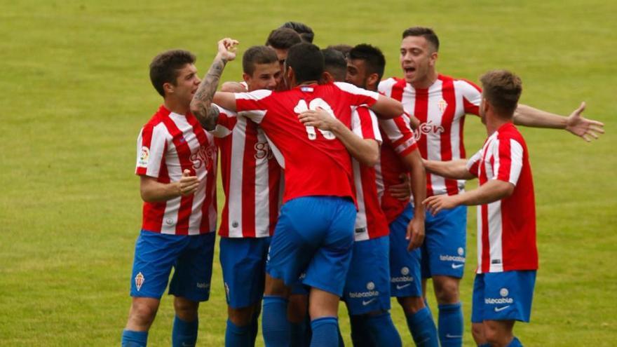 Los jugadores del Sporting B festejan un gol.