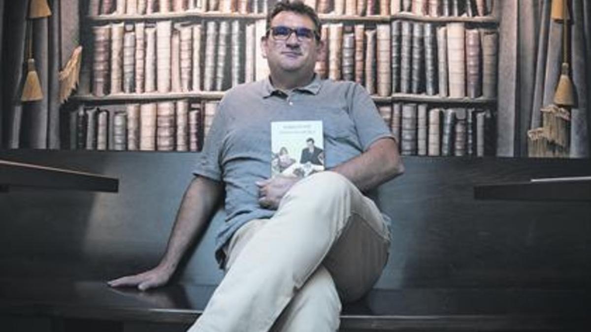 Jordi Puntí, con su último libro de relatos, en la librería Laie.