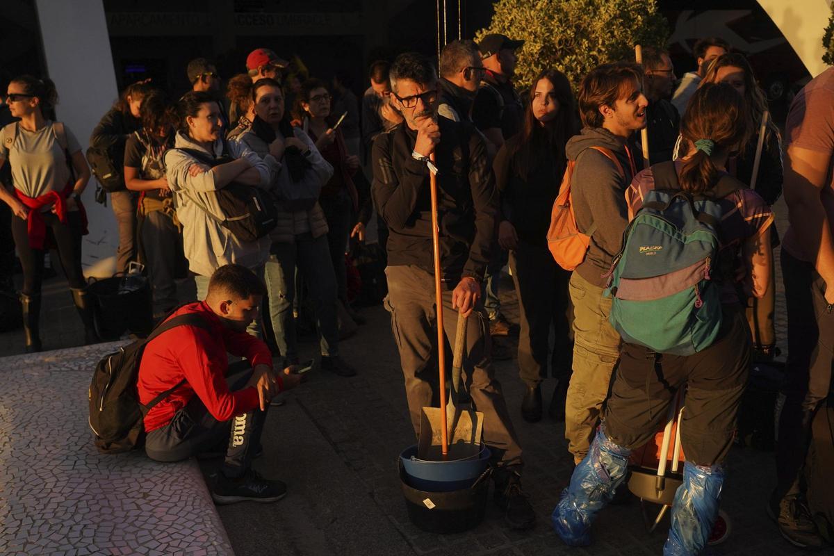 Miles de voluntarios esperan a que se les asignen horarios de trabajo para ayudar con la operación de limpieza tras las inundaciones en Valencia, España, el sábado 2 de noviembre de 2024. Miles de voluntarios esperan a que se les asignen horarios de trabajo para ayudar con la operación de limpieza tras las inundaciones en Valencia, España, el sábado 2 de noviembre de 2024.