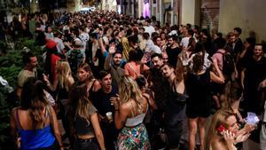 La Guardia Urbana de Barcelona vuelve a desalojar a centenares de jóvenes de las plazas de Gràcia este sábado.