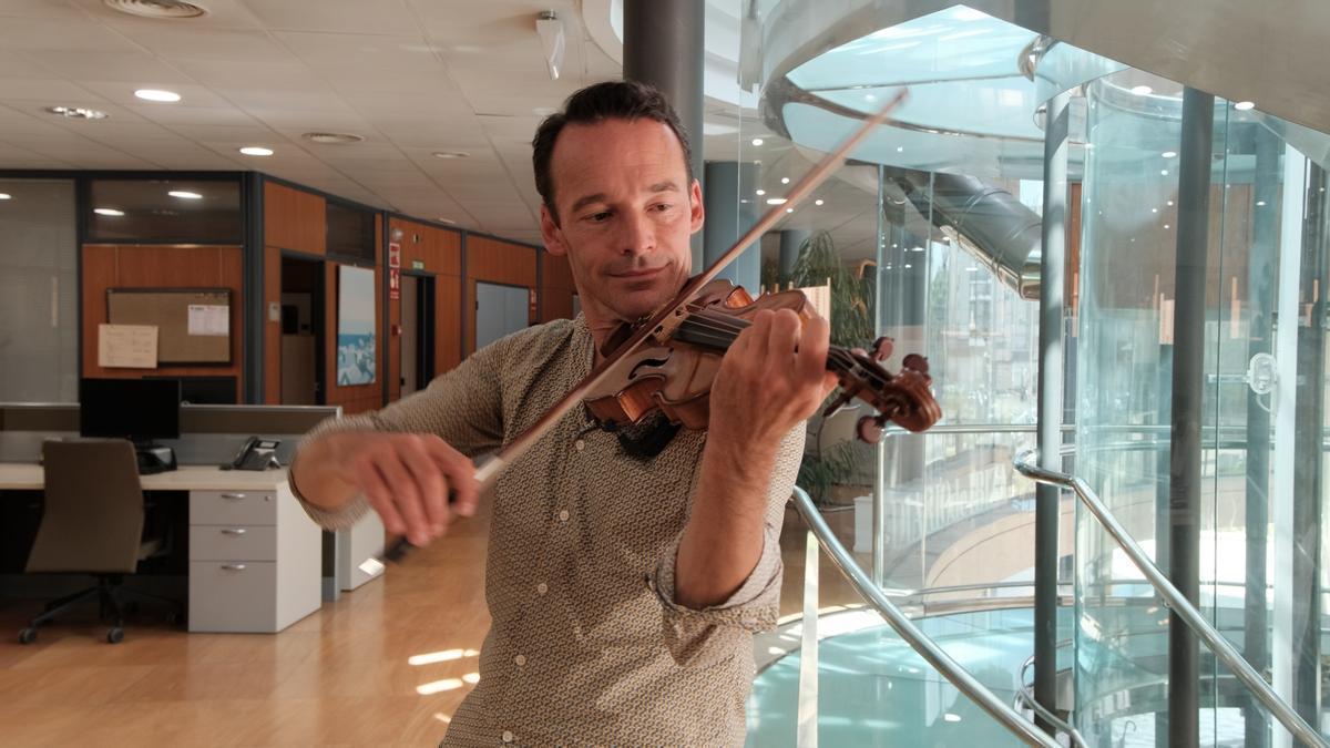 Linus Roth trae su violín a la redacción de Diario de Ibiza antes de su concierto en el Claustro