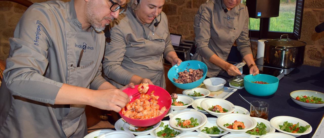 Los cocineros de “Indo e Vindo Gastronomía” en uno de los “showcooking”. |   //  FDV