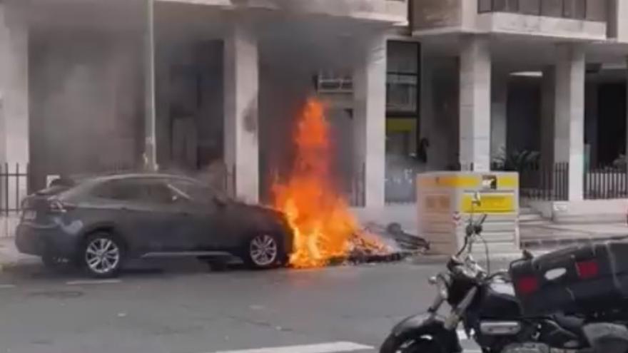 Arde un coche en Las Palmas de Gran Canaria