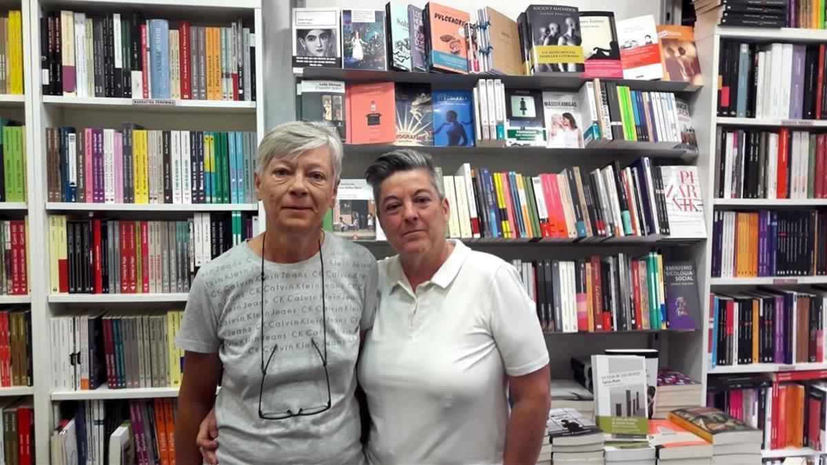 Mili Hernández (derecha) y Mar de Griñó, en la librería Berkana, pionera en la lucha por los derechos LGTB.
