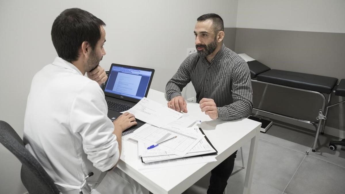 Un profesional sanitario de BCN Checkpoint atiende a Joseph Candeloro, usuario que toma la Truvada.