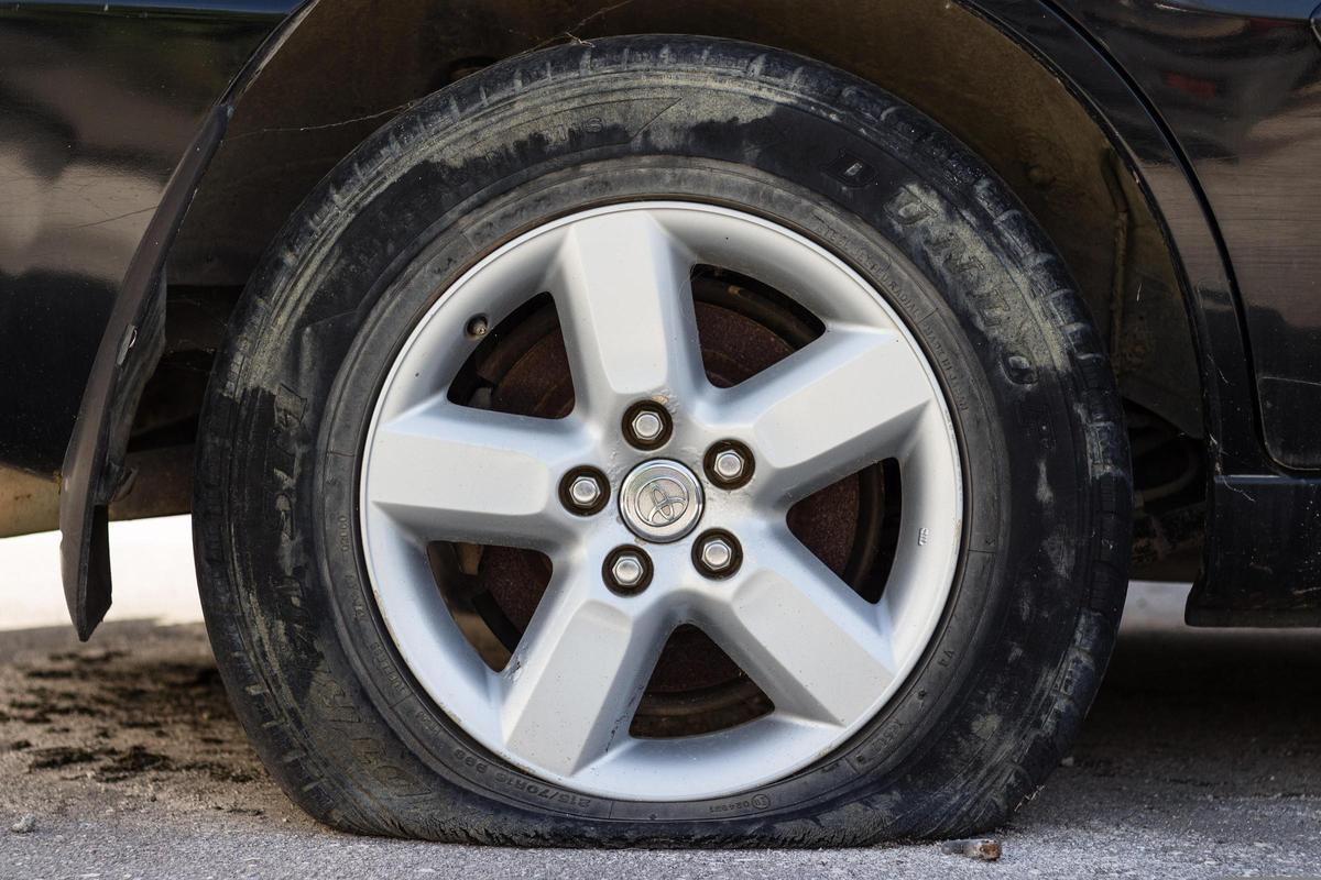 Rueda pinchada de un coche