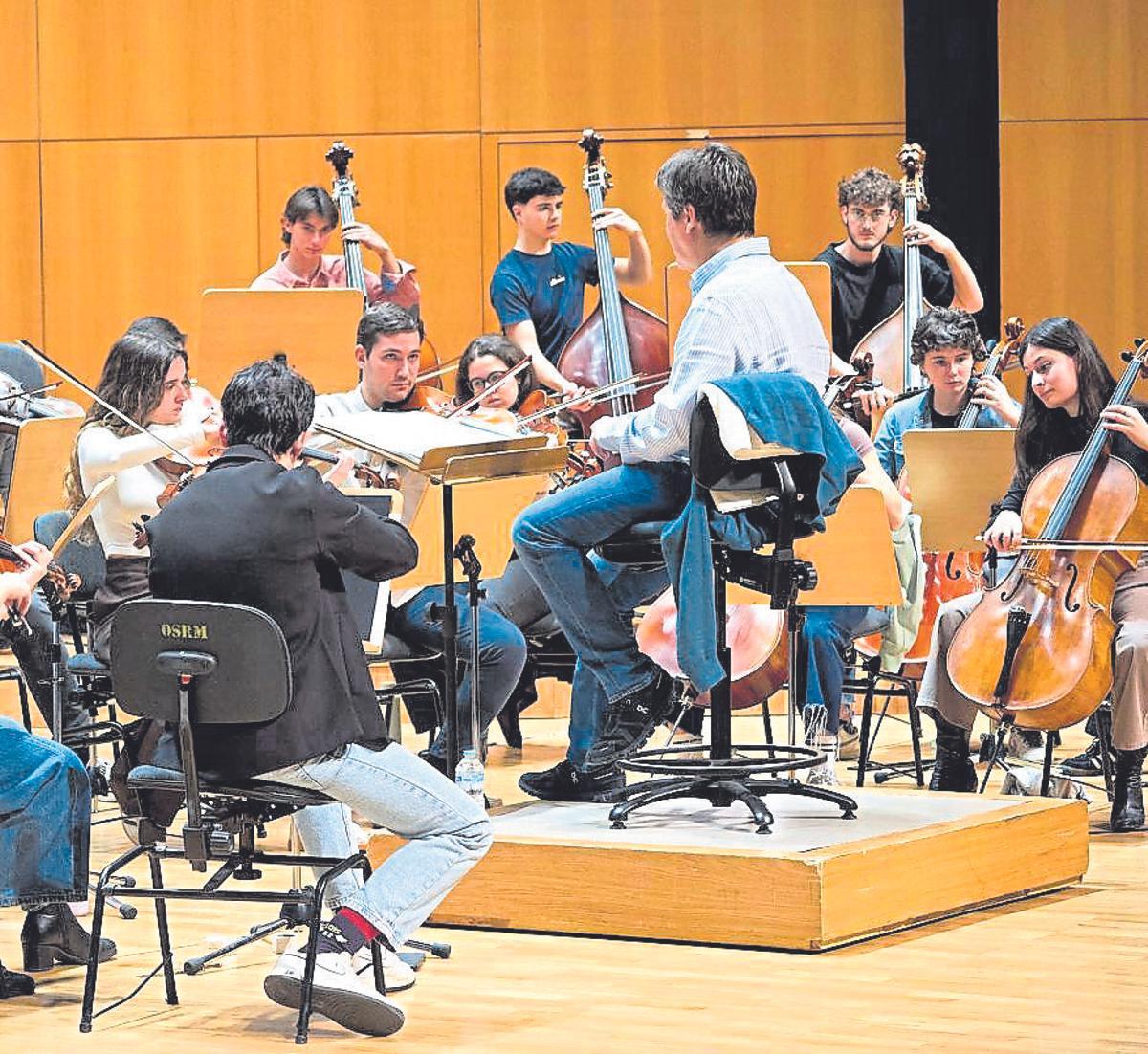 La Orquesta Joven de la Región ensayando en el Auditorio Víctor Villegas.