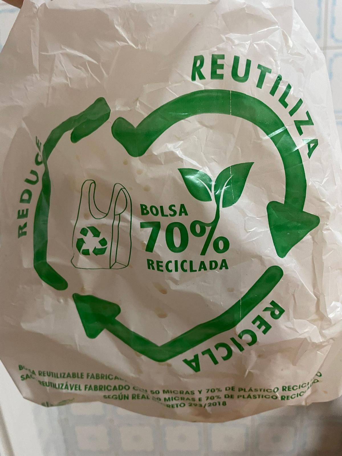 Diese Tüte besteht zu 70 Prozent aus recyceltem Plastik.