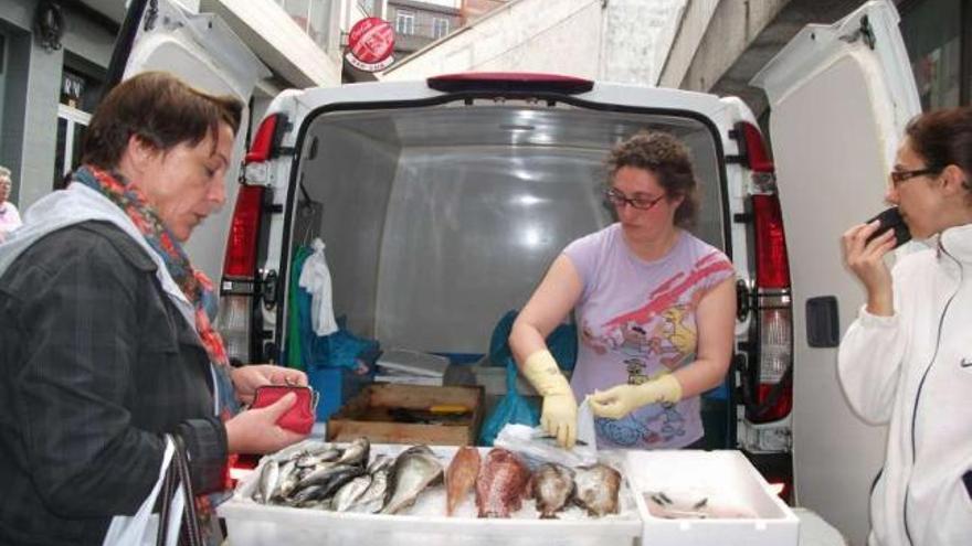 Una de las placeras vendiendo sus productos en la calle. / m. c. s.