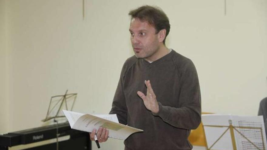 El maestro José Rafael Pascual Vilaplana, ayer, durante el seminario silledense.  // Bernabé/Gutier