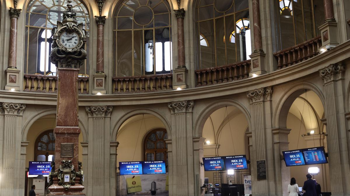 Varios paneles con valores del Ibex 35, en el Palacio de la Bolsa.