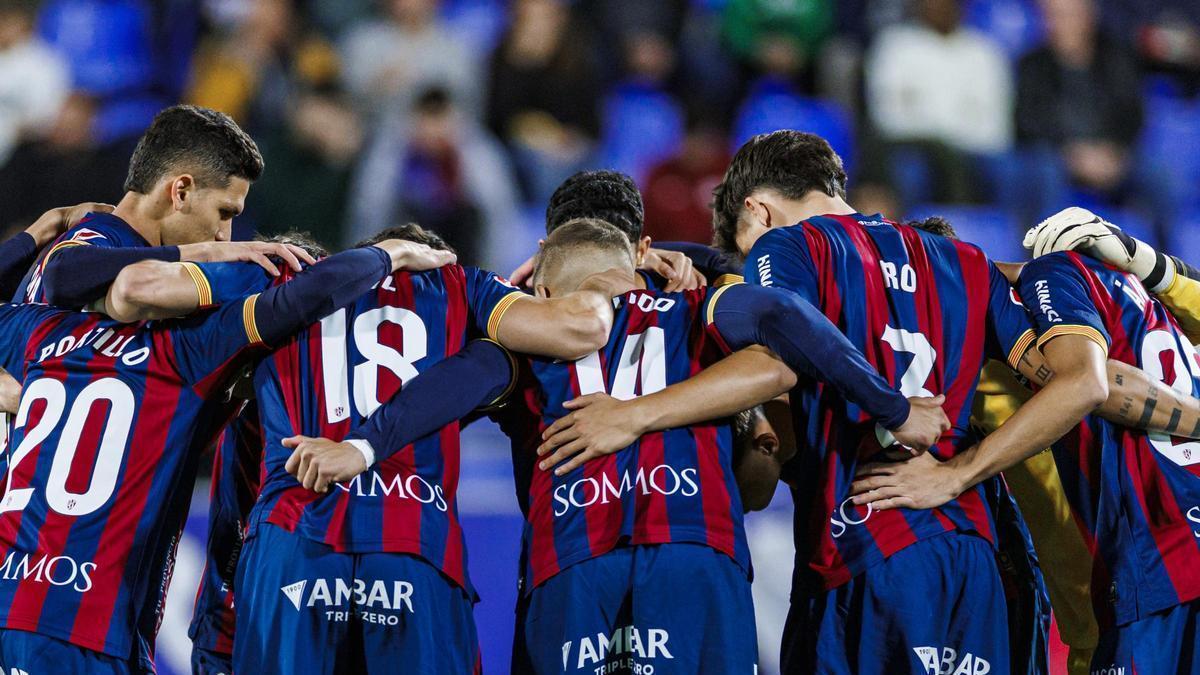 Los jugadores del Huesca hacen piña antes de un partido